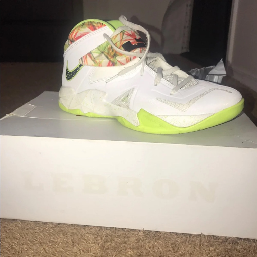Basketball shoes